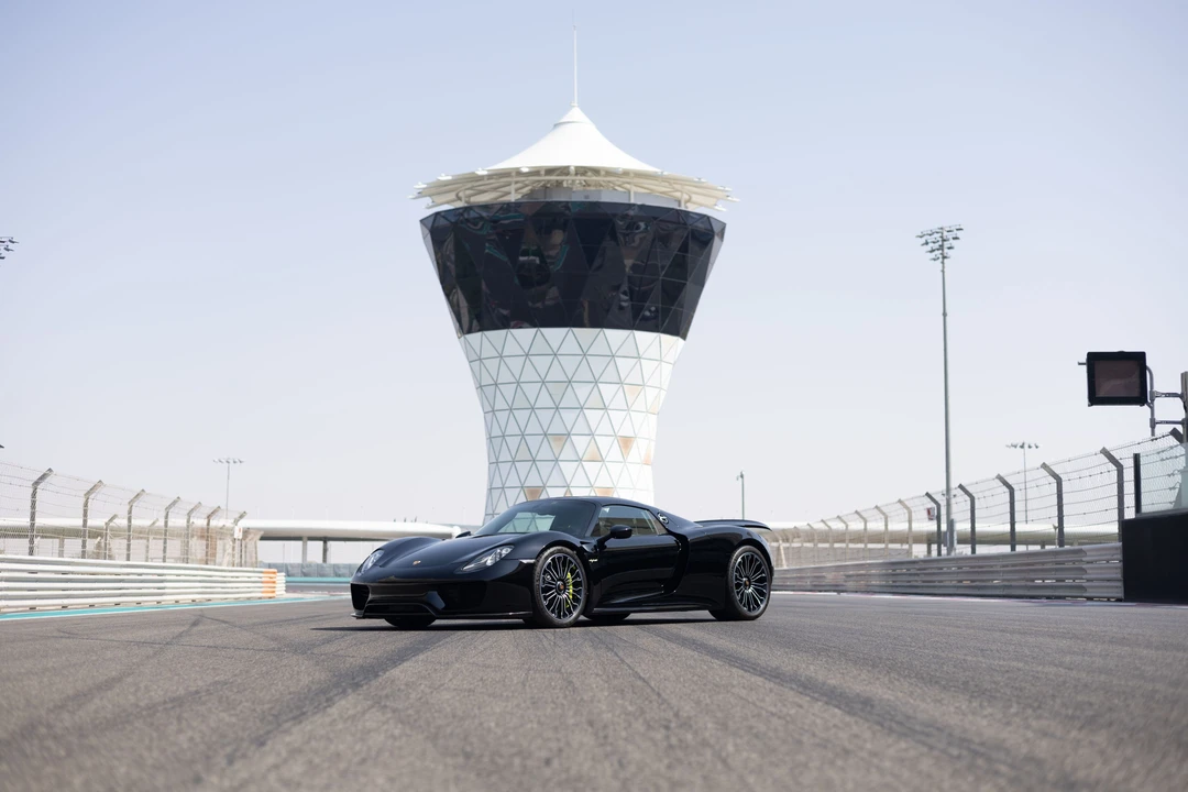 2015 Porsche 918 Spyder - Image 14 of 31