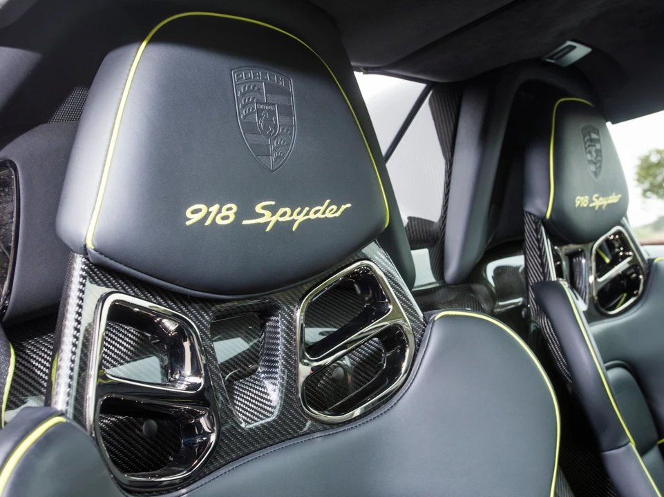2015 Porsche 918 Spyder - Image 12 of 31