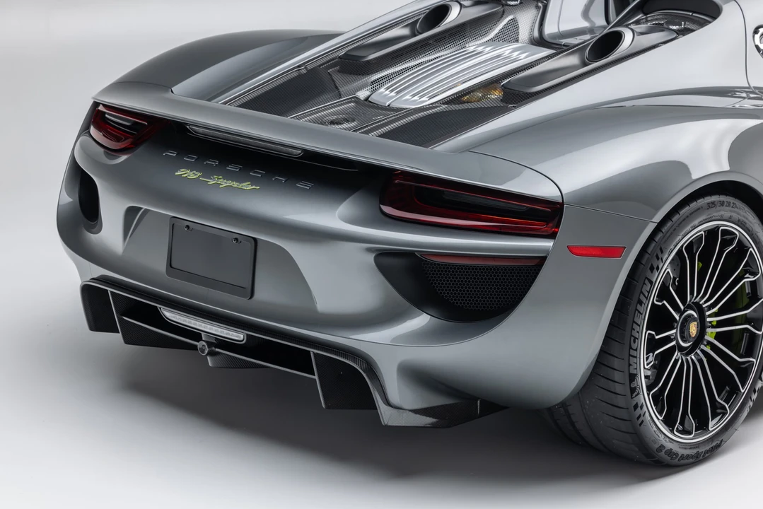 2015 Porsche 918 Spyder - Image 28 of 31