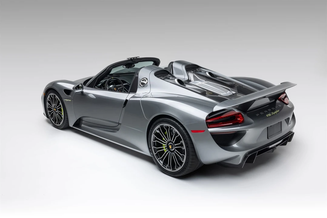 2015 Porsche 918 Spyder - Image 10 of 31