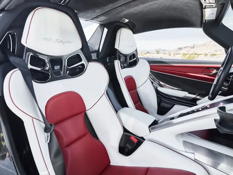2015 Porsche 918 Spyder - Image 27 of 31