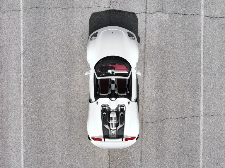 2015 Porsche 918 Spyder - Image 13 of 31