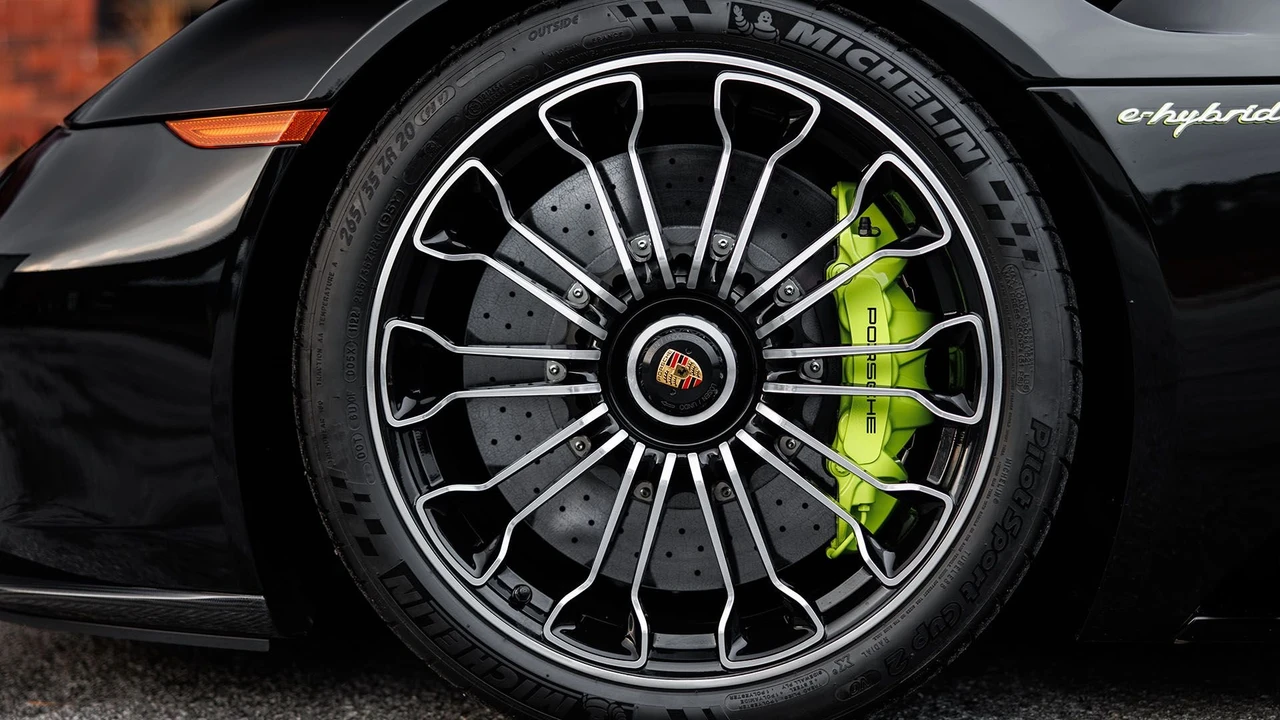 2015 Porsche 918 Spyder - Image 29 of 31