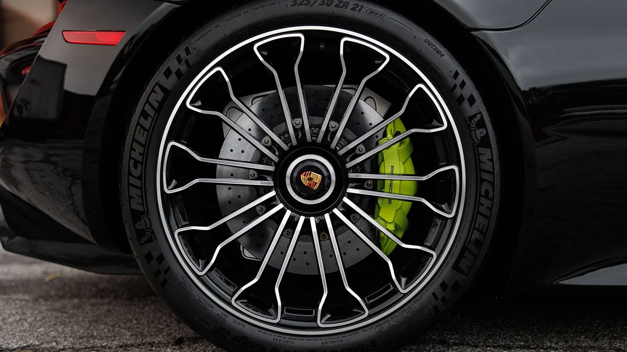 2015 Porsche 918 Spyder - Image 26 of 31