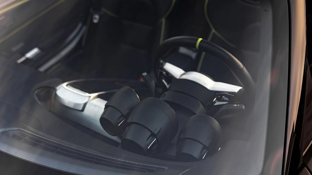 2015 Porsche 918 Spyder - Image 21 of 31