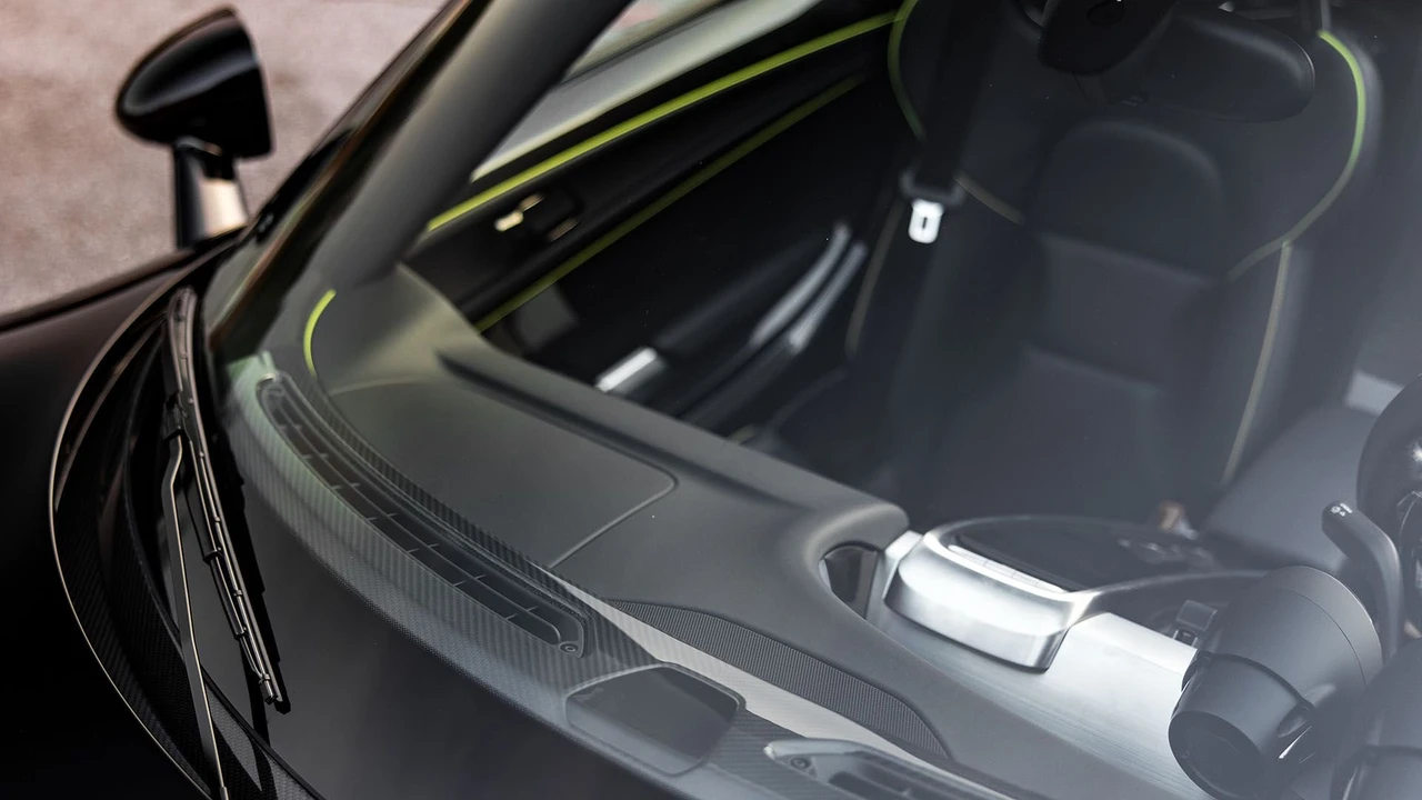 2015 Porsche 918 Spyder - Image 24 of 31