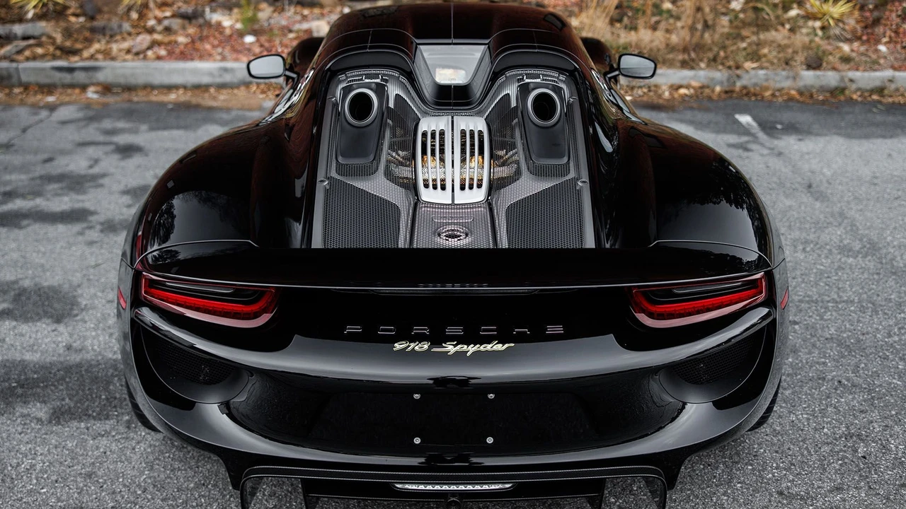 2015 Porsche 918 Spyder - Image 12 of 31