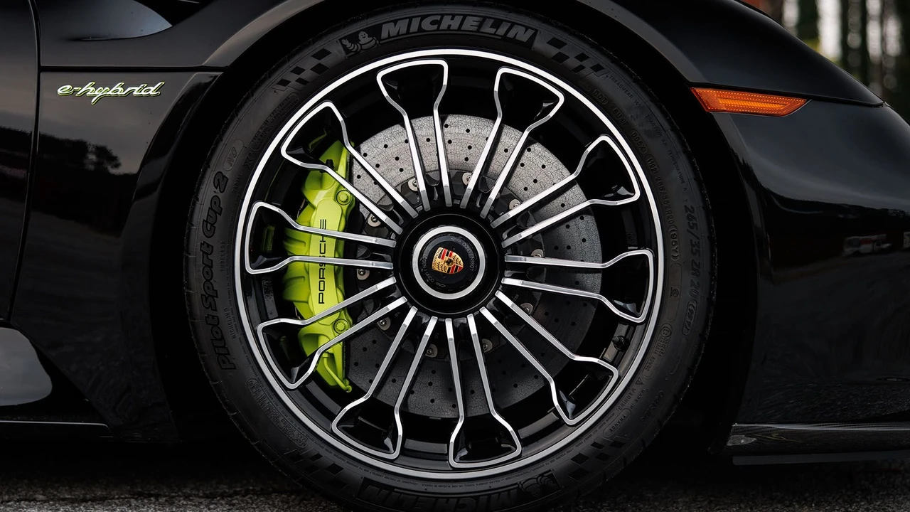 2015 Porsche 918 Spyder - Image 27 of 31