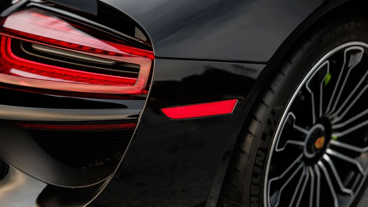 2015 Porsche 918 Spyder - Image 30 of 31