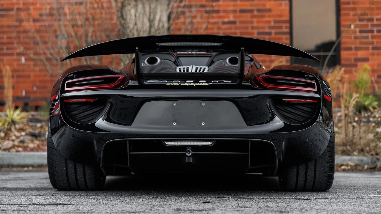 2015 Porsche 918 Spyder - Image 14 of 31