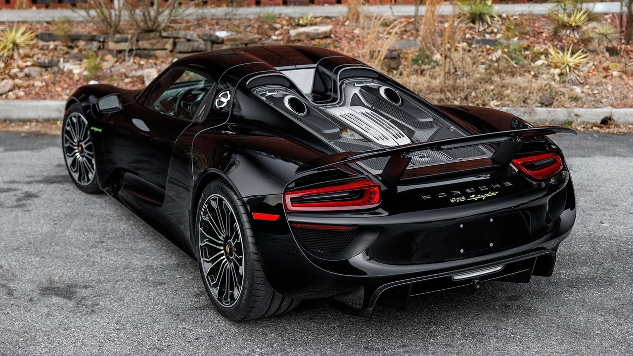 2015 Porsche 918 Spyder - Image 13 of 31