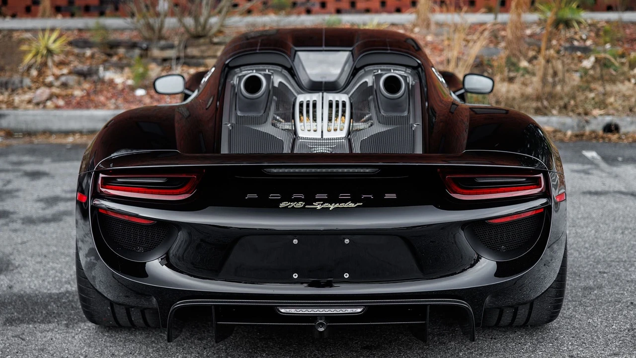 2015 Porsche 918 Spyder - Image 11 of 31