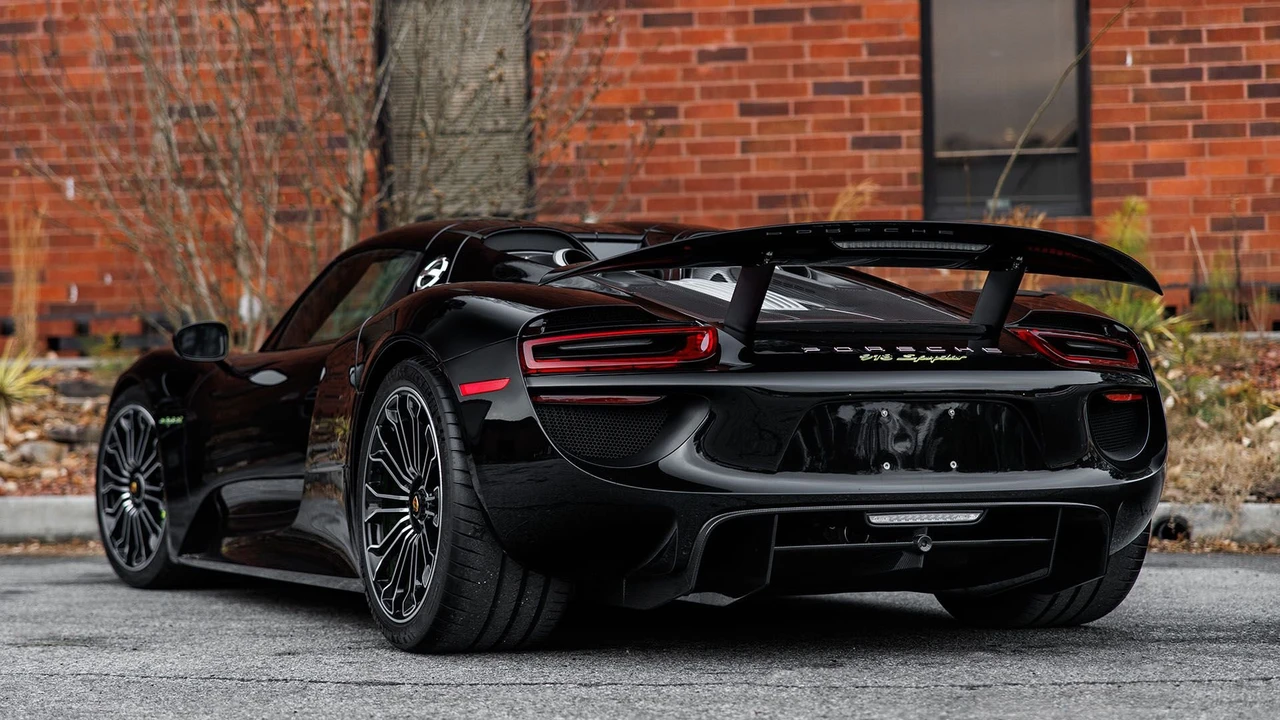 2015 Porsche 918 Spyder - Image 17 of 31