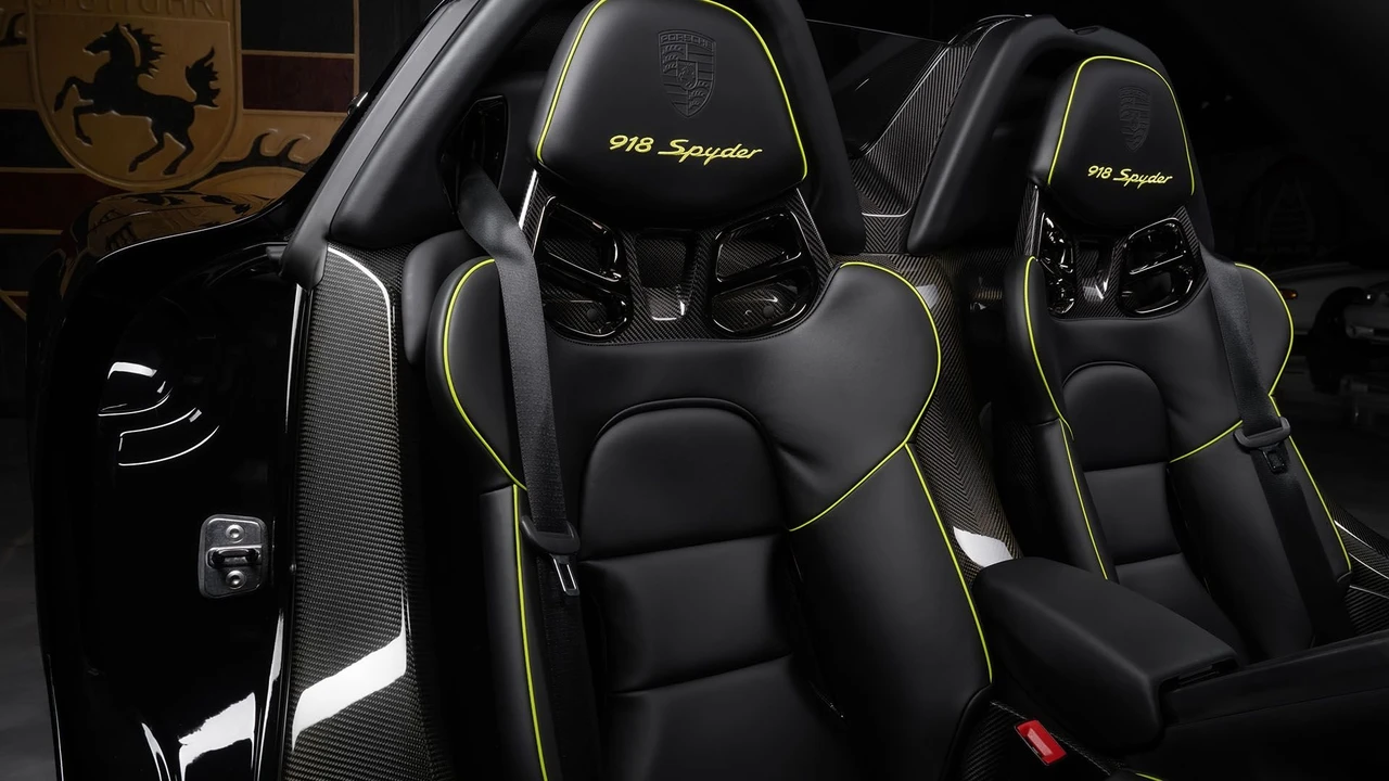 2015 Porsche 918 Spyder - Image 27 of 31