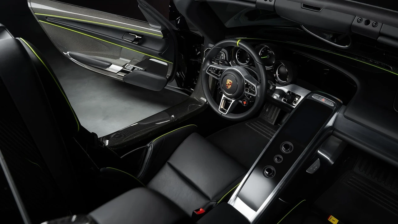 2015 Porsche 918 Spyder - Image 24 of 31