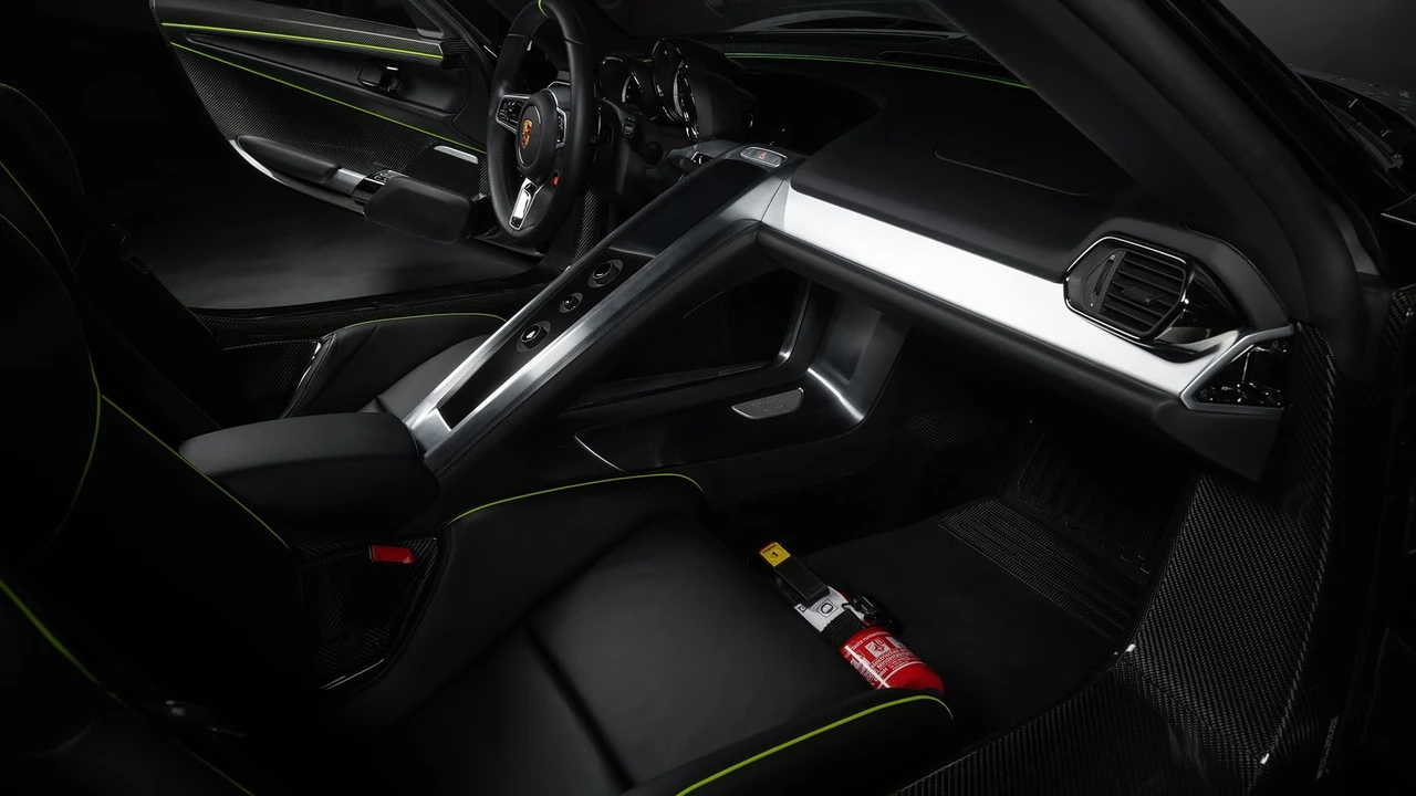 2015 Porsche 918 Spyder - Image 23 of 31