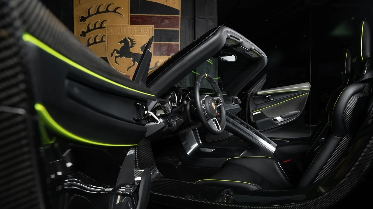2015 Porsche 918 Spyder - Image 18 of 31