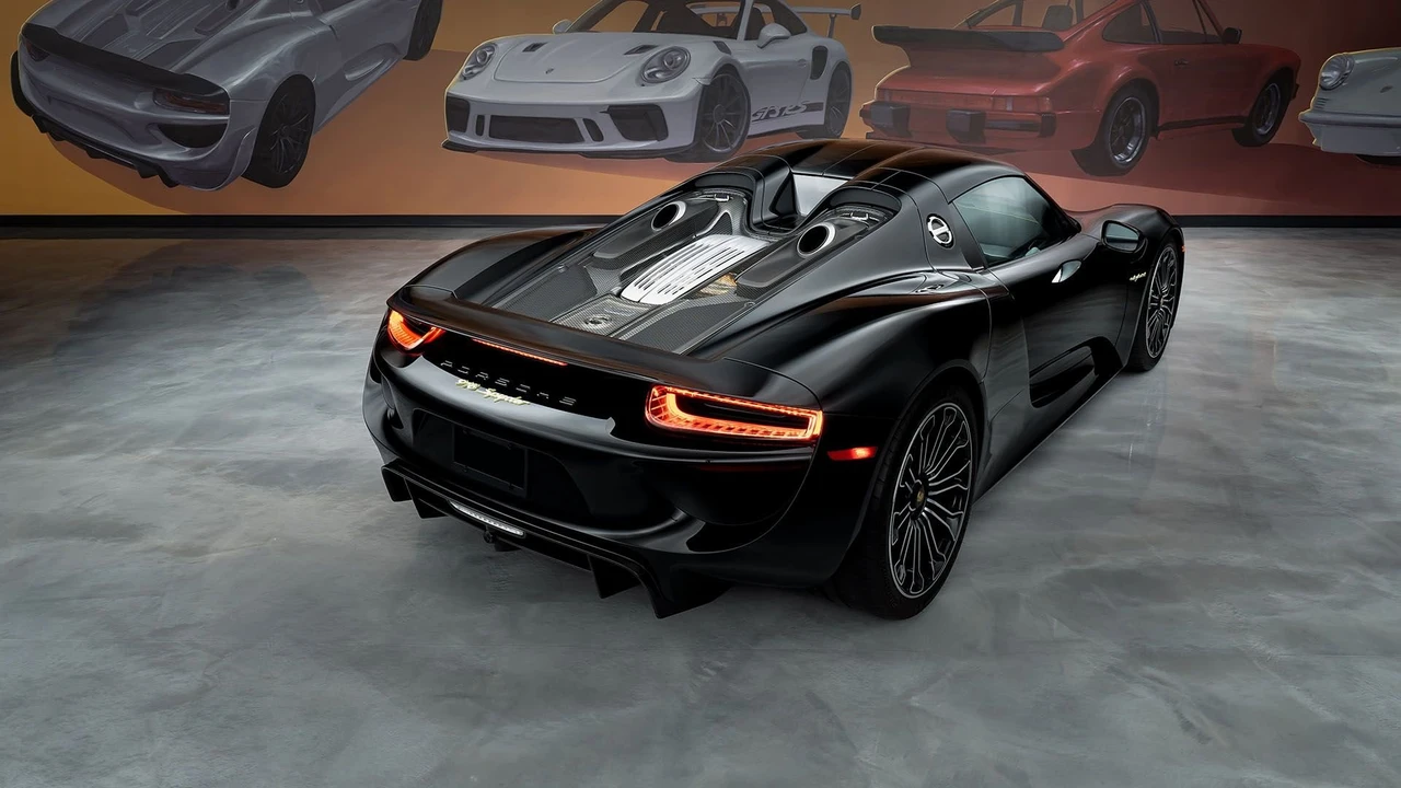 2015 Porsche 918 Spyder - Image 13 of 31