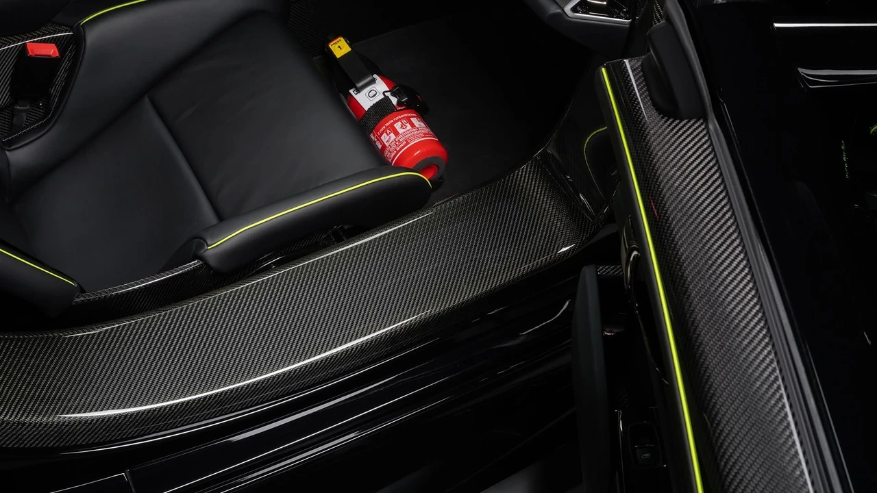 2015 Porsche 918 Spyder - Image 29 of 31