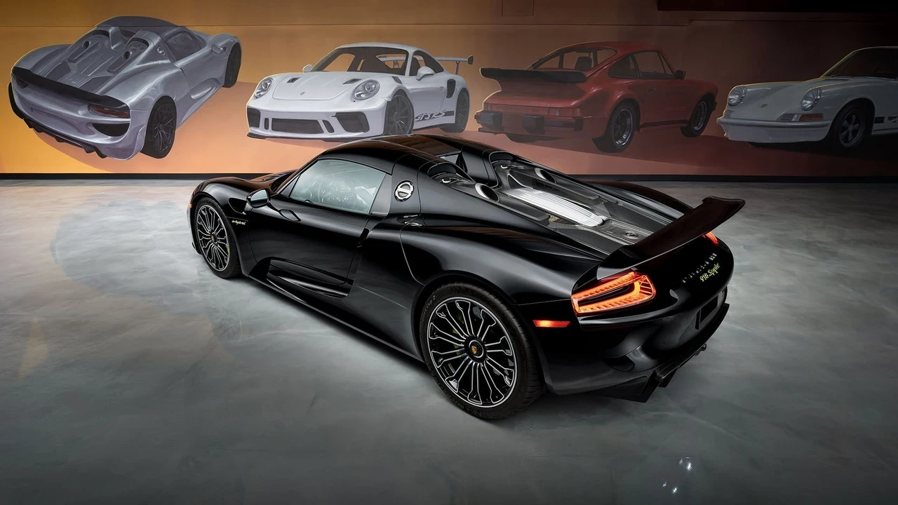2015 Porsche 918 Spyder - Image 14 of 31