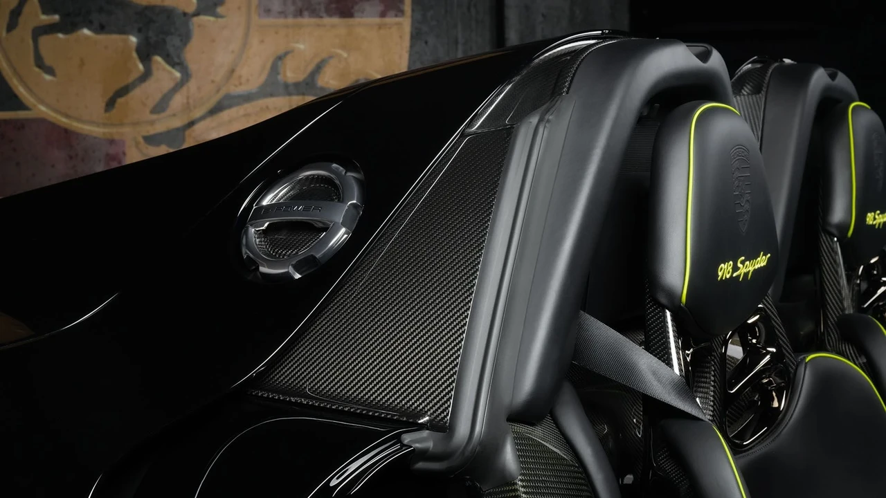 2015 Porsche 918 Spyder - Image 17 of 31