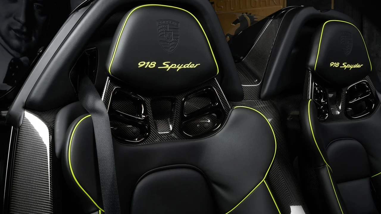 2015 Porsche 918 Spyder - Image 30 of 31