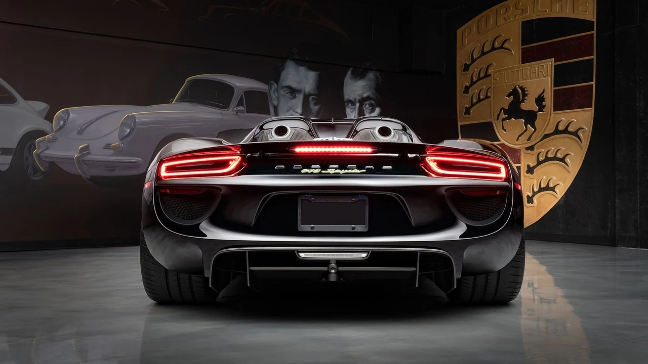 2015 Porsche 918 Spyder - Image 11 of 31