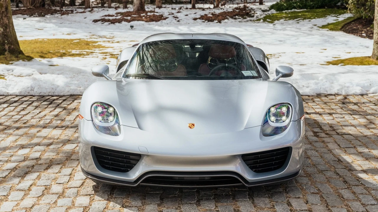 2015 Porsche 918 Spyder - Image 14 of 31