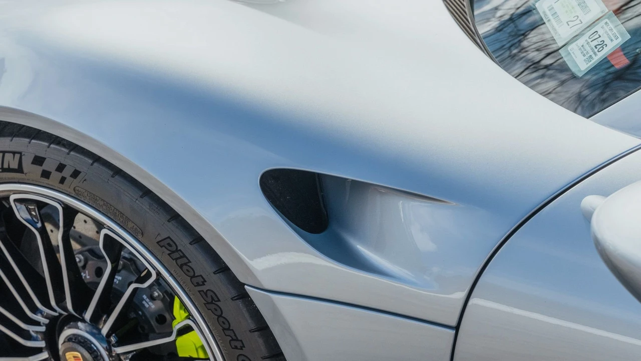 2015 Porsche 918 Spyder - Image 23 of 31