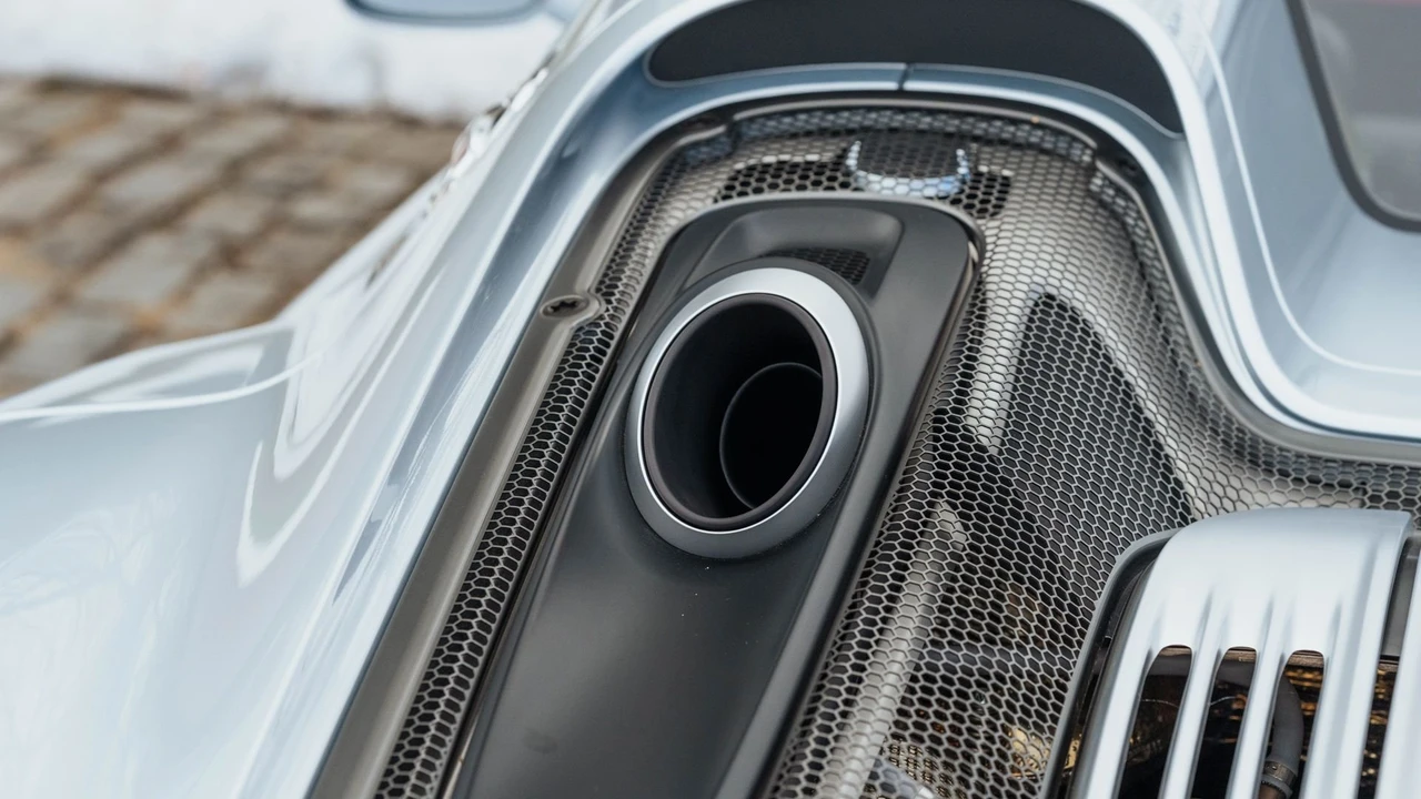 2015 Porsche 918 Spyder - Image 17 of 31