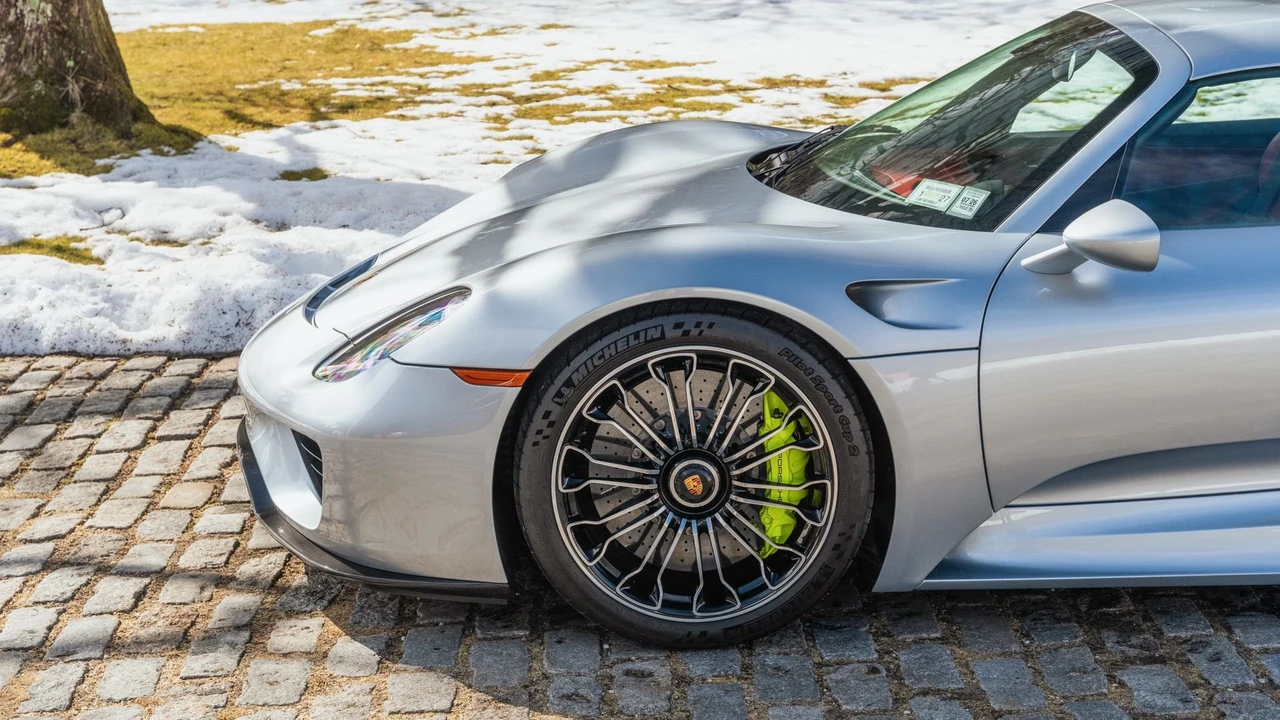 2015 Porsche 918 Spyder - Image 20 of 31