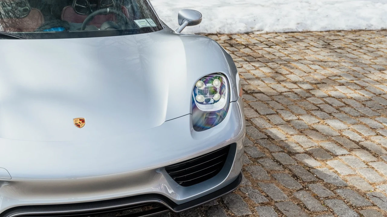 2015 Porsche 918 Spyder - Image 18 of 31