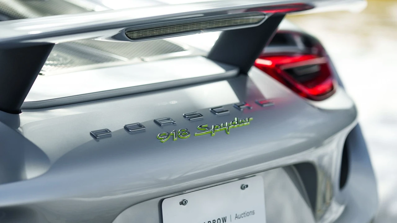 2015 Porsche 918 Spyder - Image 27 of 31
