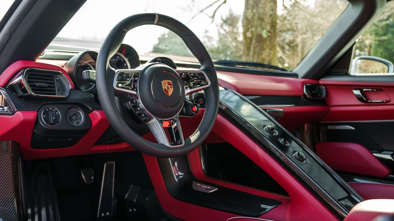 2015 Porsche 918 Spyder - Image 29 of 31