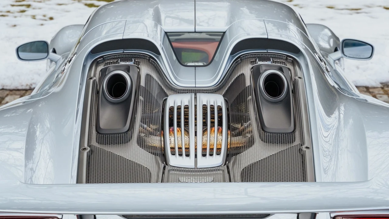 2015 Porsche 918 Spyder - Image 8 of 31