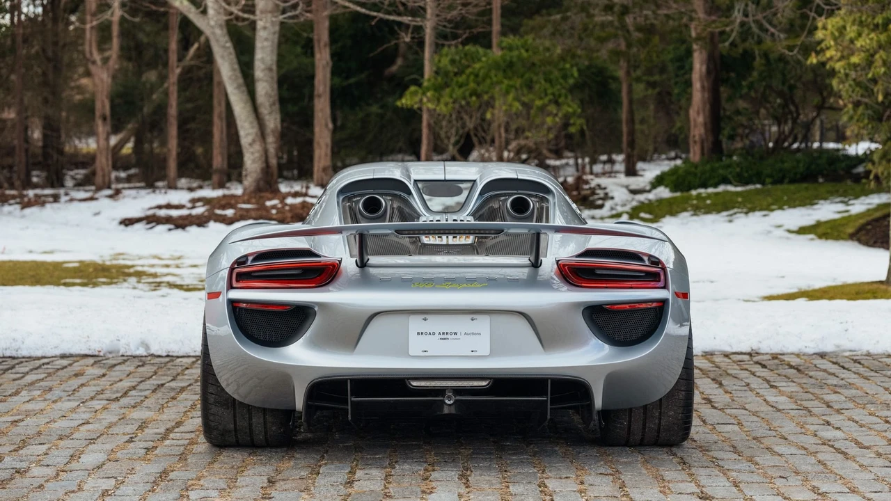 2015 Porsche 918 Spyder - Image 16 of 31