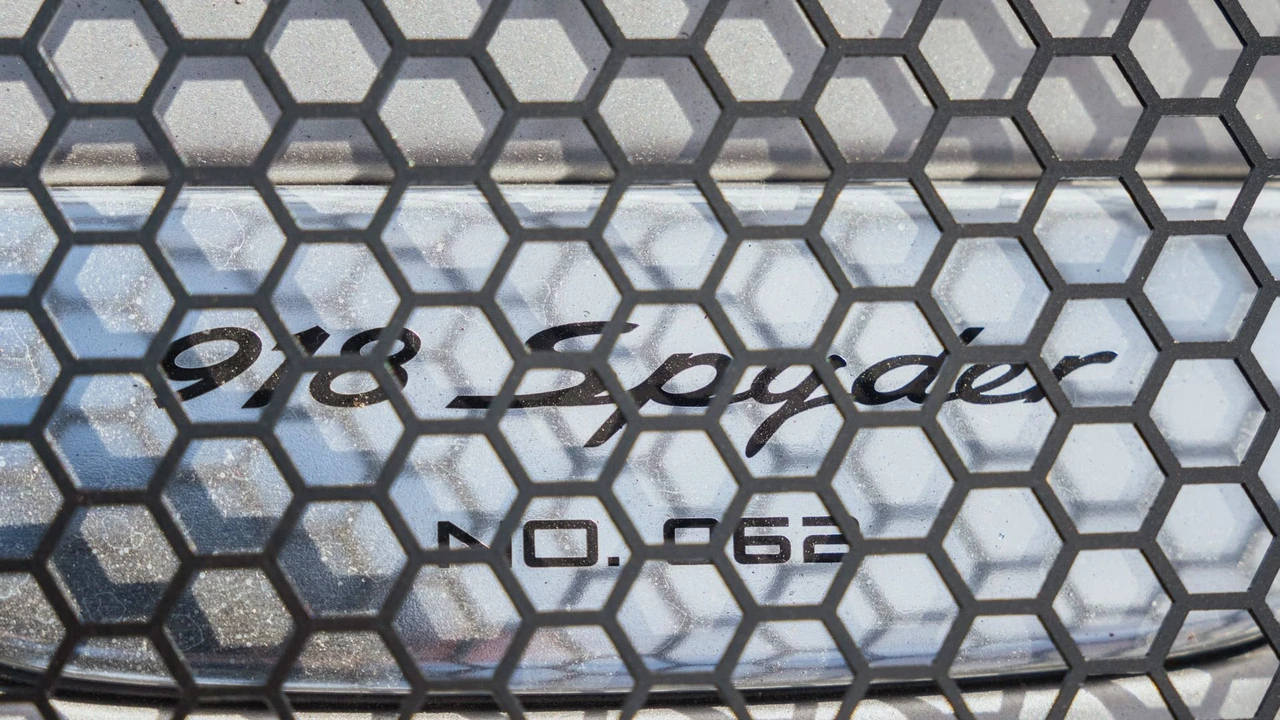 2015 Porsche 918 Spyder - Image 28 of 31