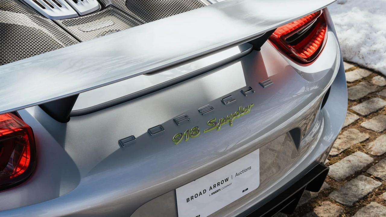 2015 Porsche 918 Spyder - Image 11 of 31