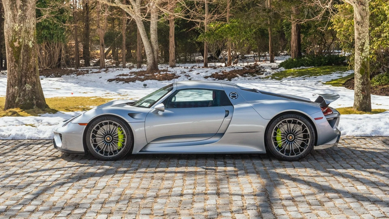 2015 Porsche 918 Spyder - Image 2 of 31