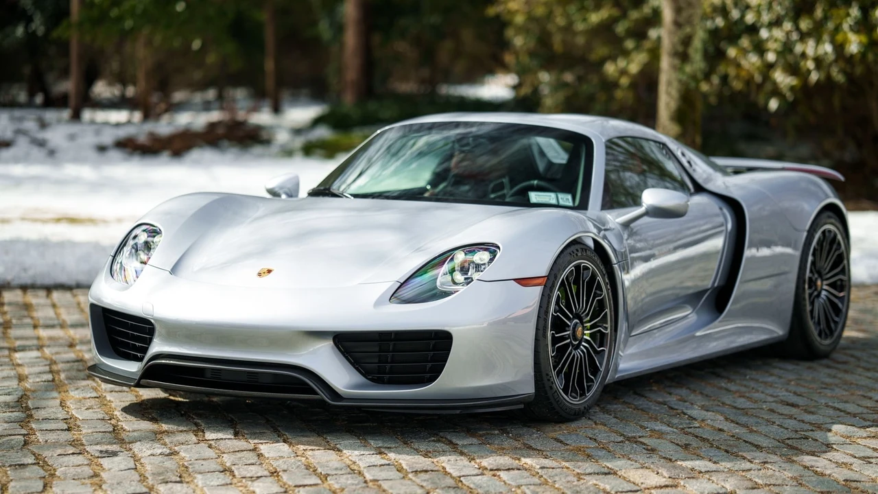 2015 Porsche 918 Spyder - Image 10 of 31
