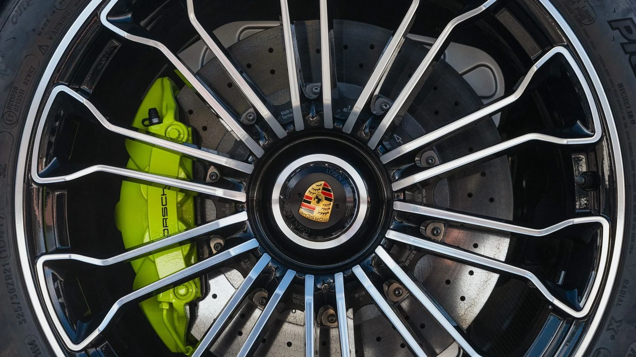2015 Porsche 918 Spyder - Image 21 of 31