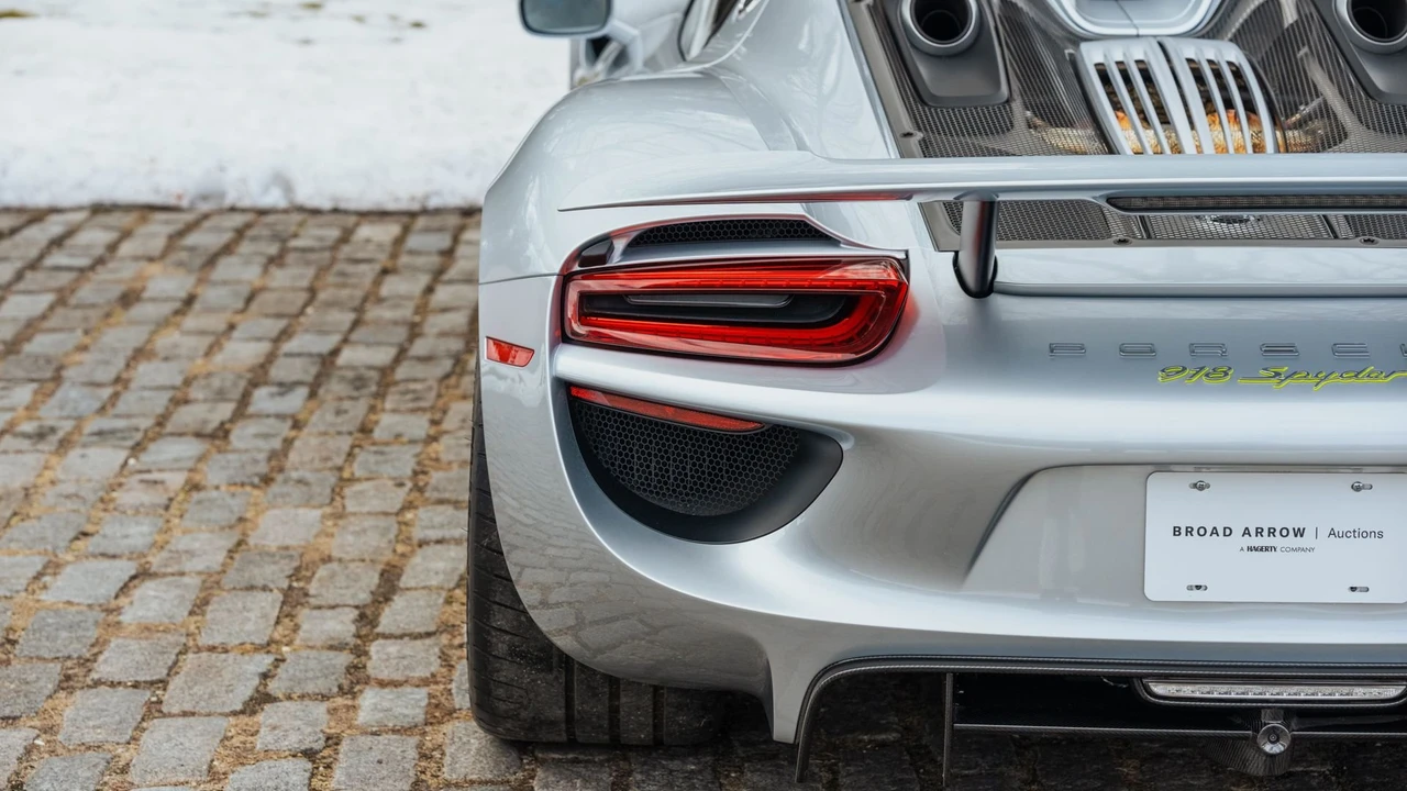 2015 Porsche 918 Spyder - Image 19 of 31