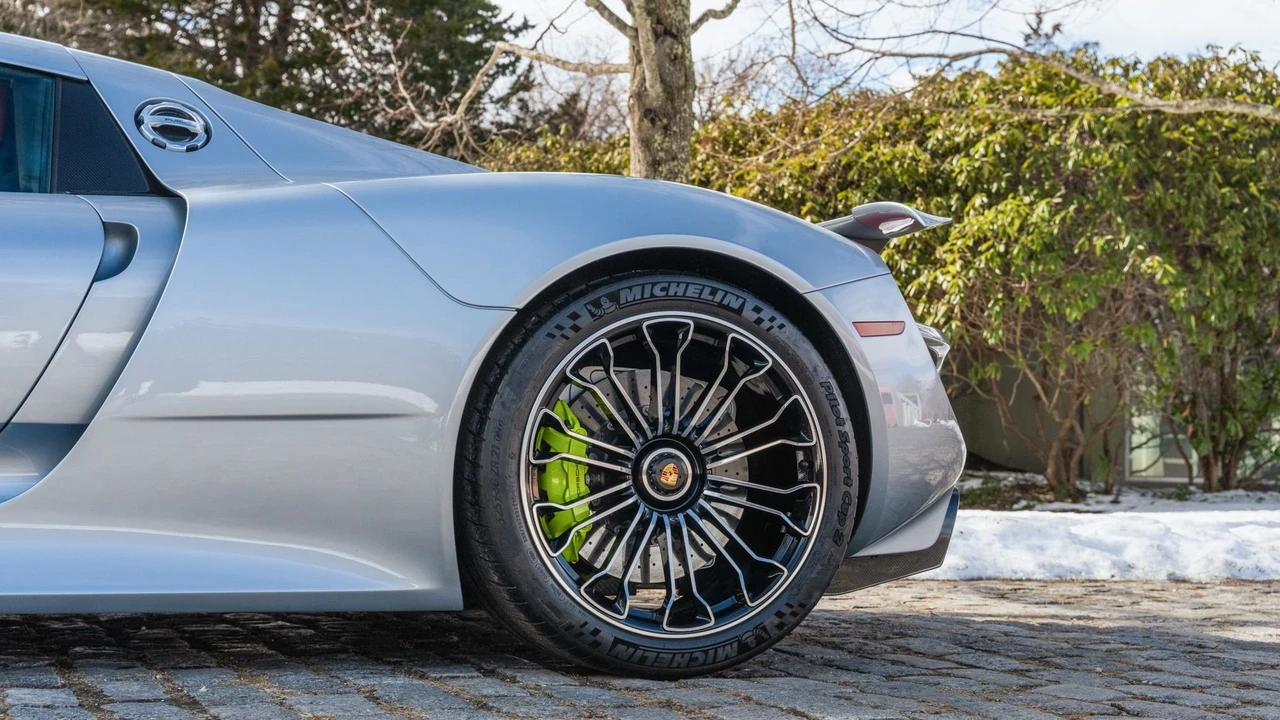 2015 Porsche 918 Spyder - Image 22 of 31