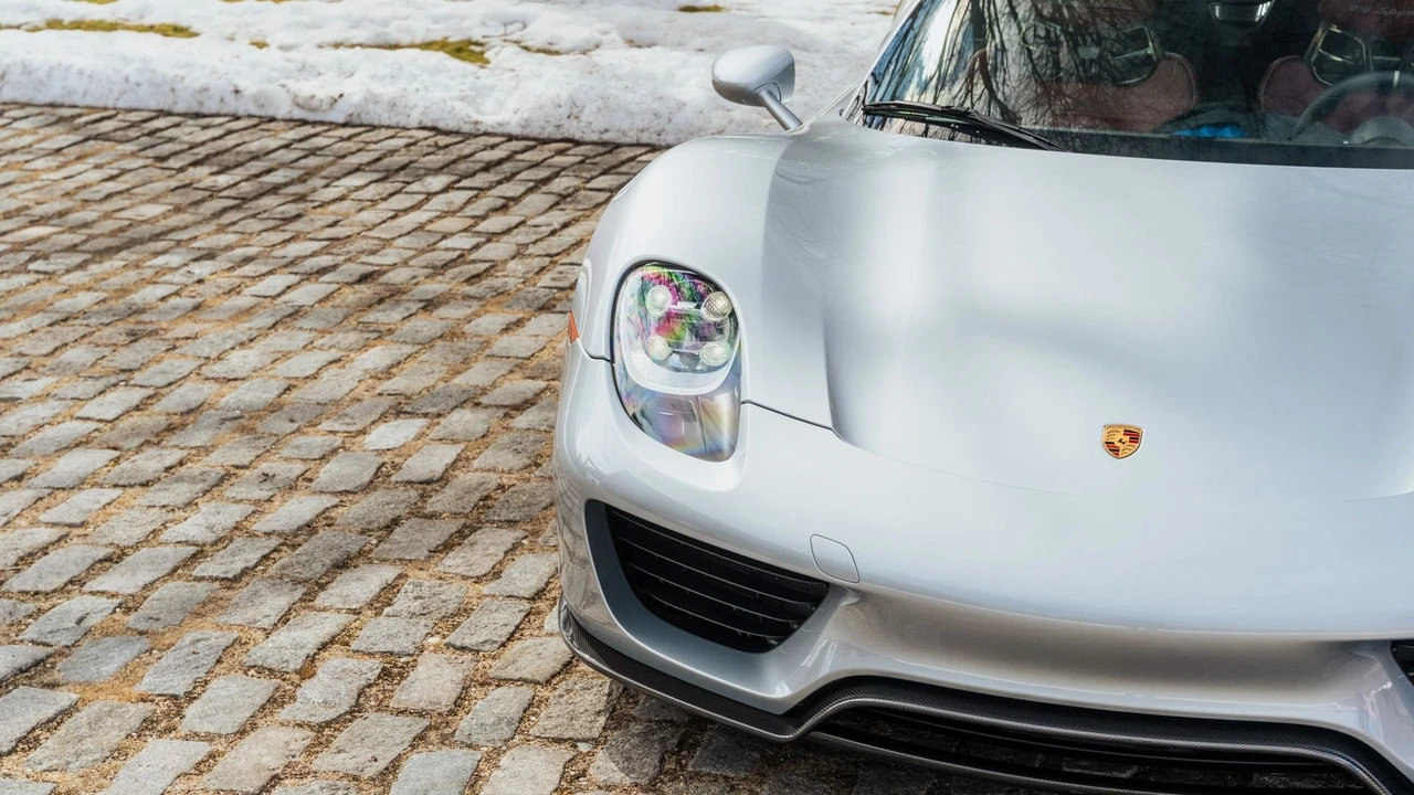 2015 Porsche 918 Spyder - Image 13 of 31