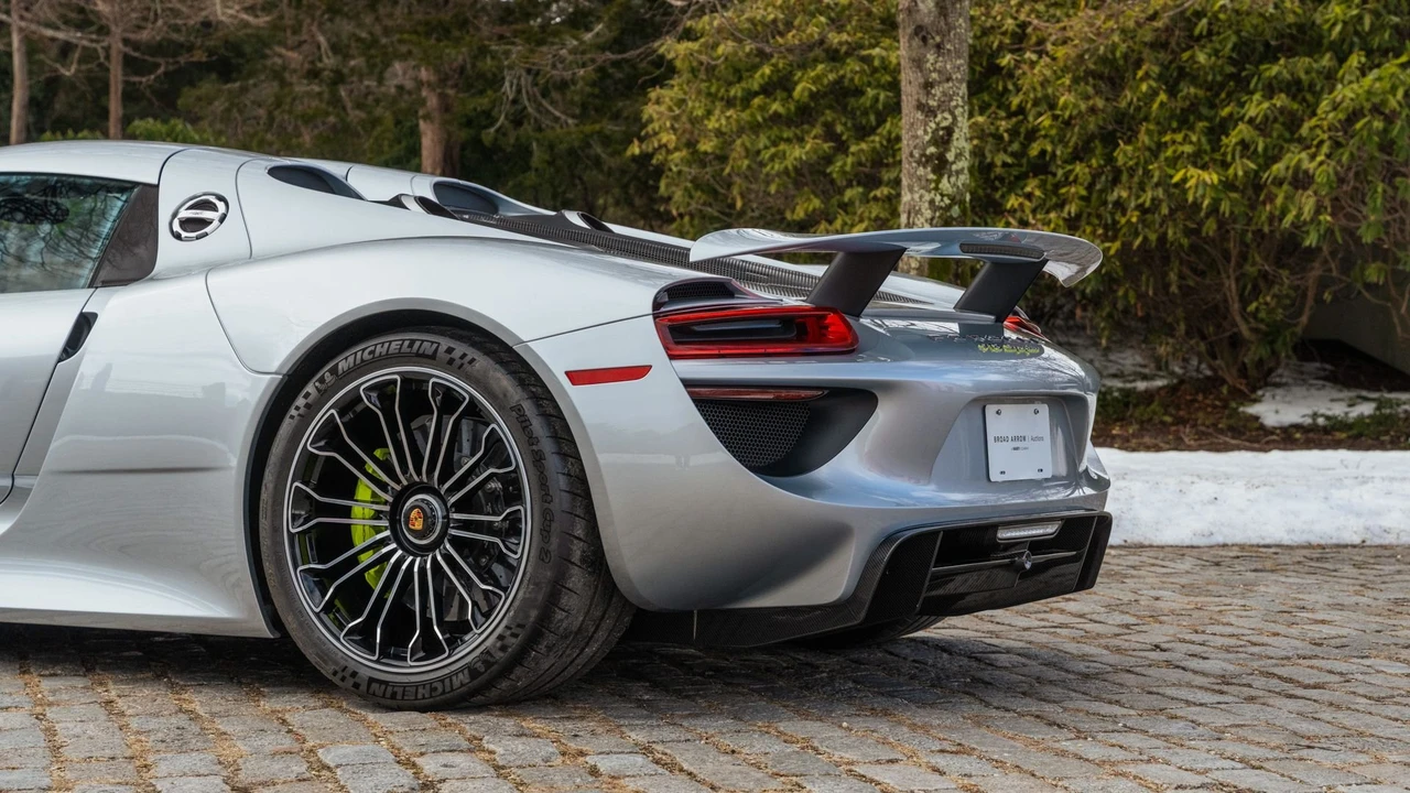 2015 Porsche 918 Spyder - Image 15 of 31