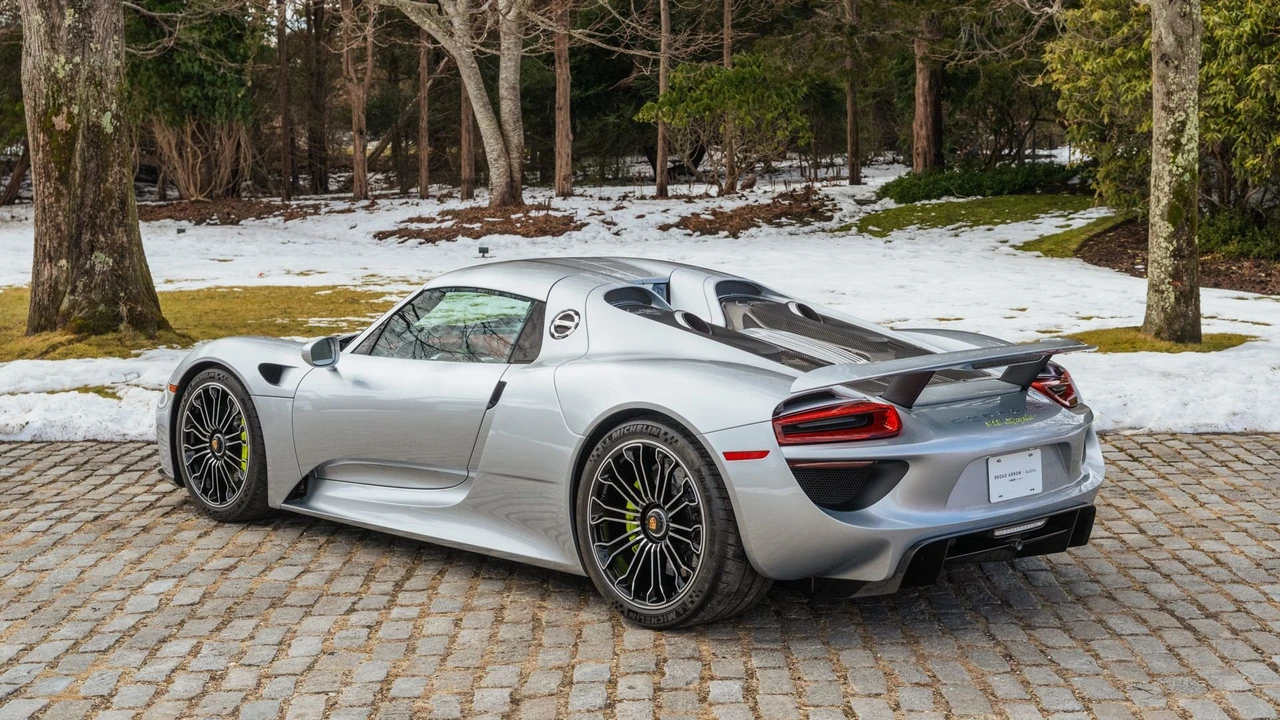 2015 Porsche 918 Spyder - Image 12 of 31