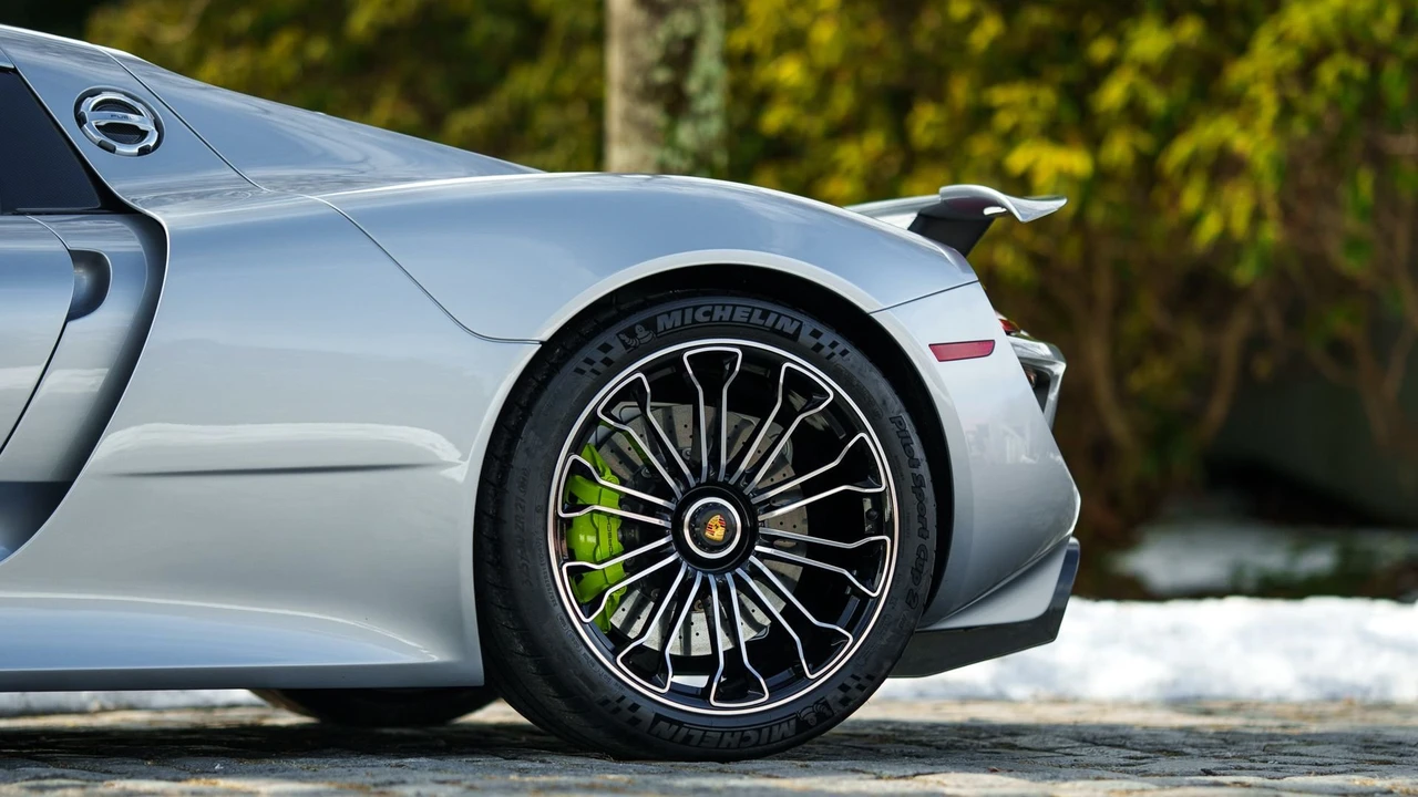 2015 Porsche 918 Spyder - Image 7 of 31