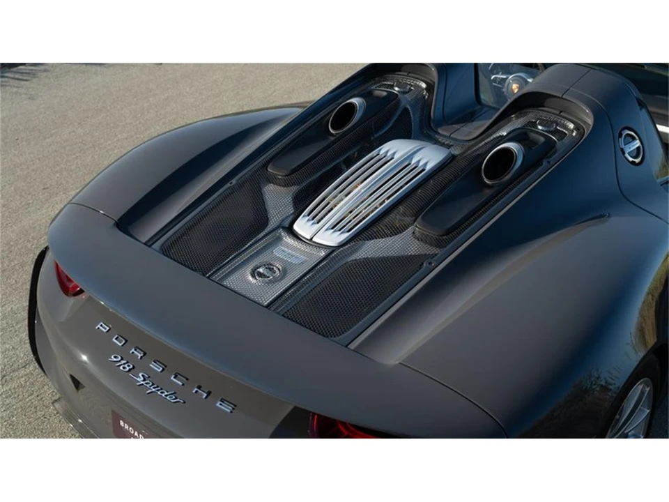 2015 Porsche 918 Spyder - Image 11 of 31