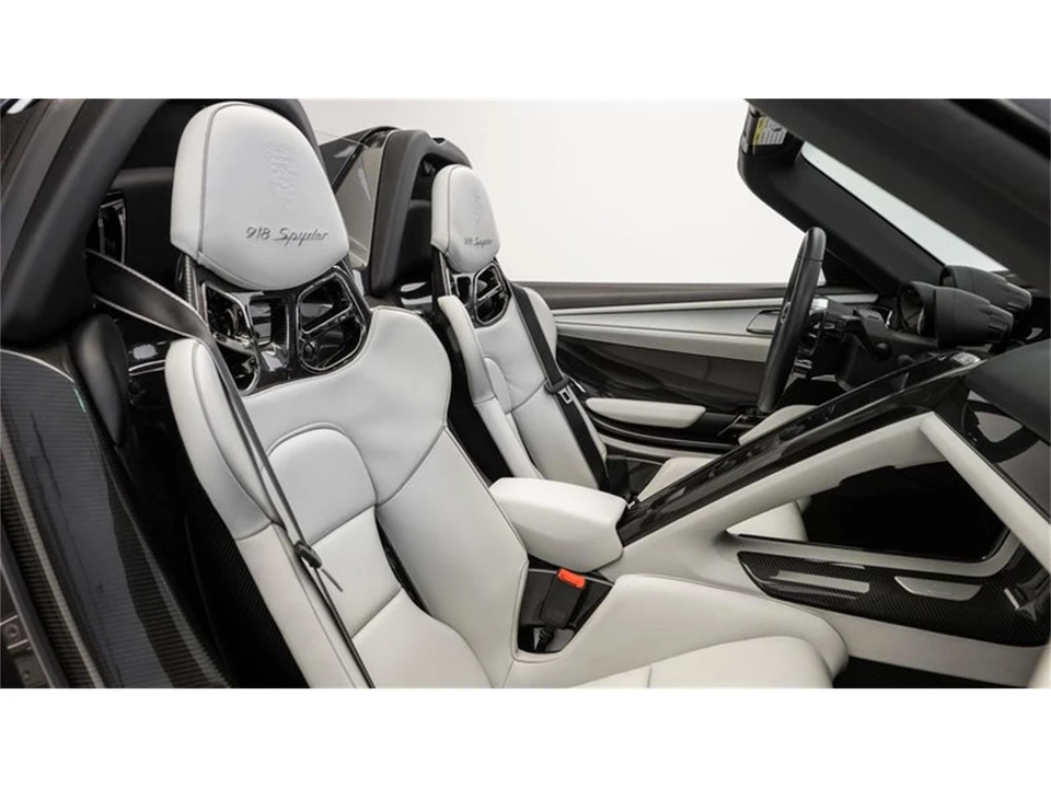 2015 Porsche 918 Spyder - Image 10 of 31