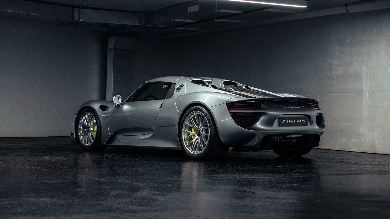 2015 Porsche 918 Spyder - Image 17 of 31